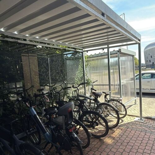 Fietsoverkapping Manheim - Modern en Maatwerk 92 Fietsoverkapping Manheim van 8 meter in verzinkte uitvoering geplaatst in Den Haag met ruimte voor circa 20 fietsen.